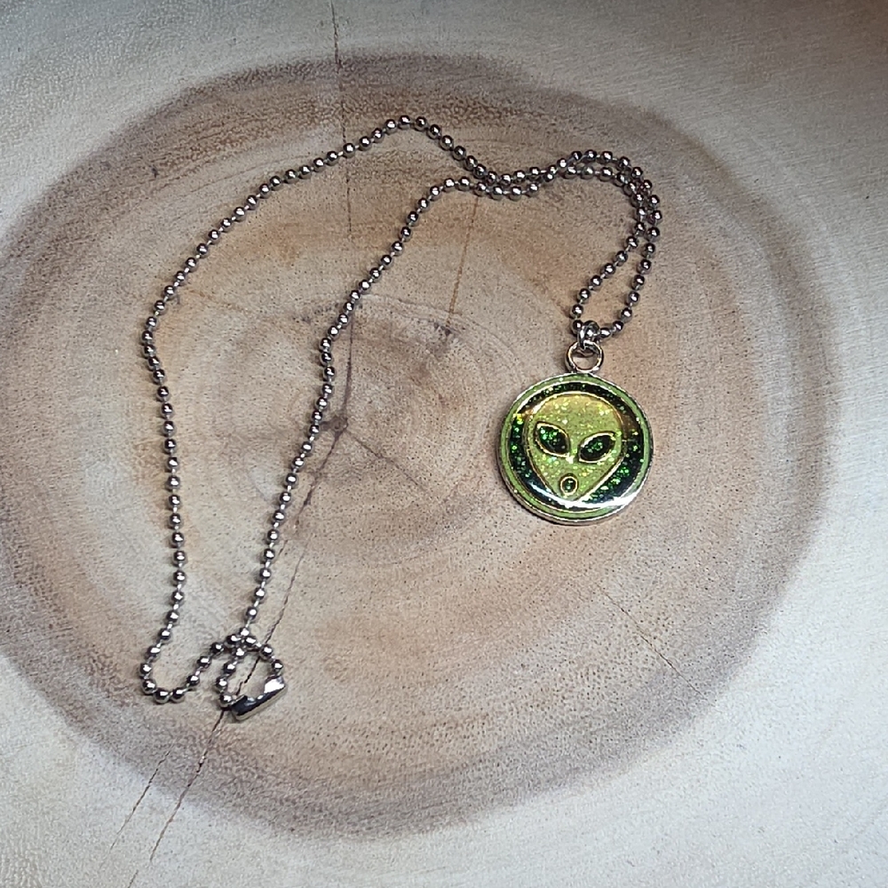 Glow In The Dark Alien head pendant Pendant Necklace - Picture 3 of 9